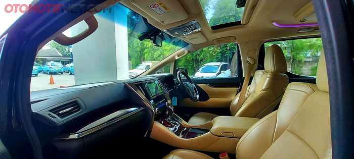 Interior Toyota Alphard 2.5 G 2016