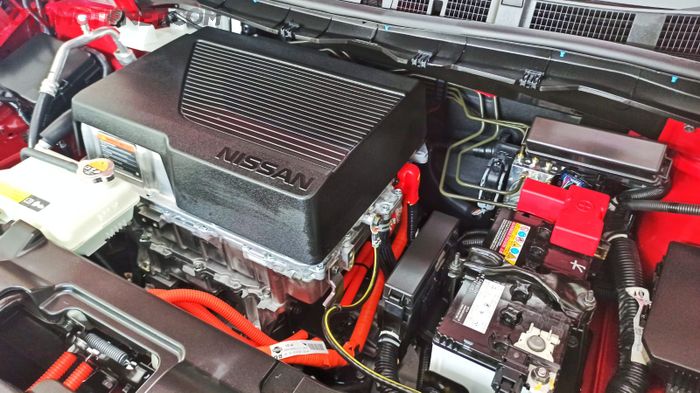 Motor listrik Nissan Leaf punya tenaga 150 dk dan torsi 320 Nm