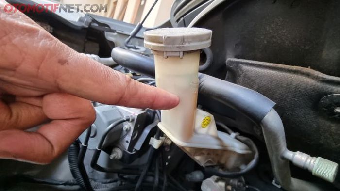 Minyak rem bermasalah bisa bikin rem mobil diesel atau bensin gak pakem.