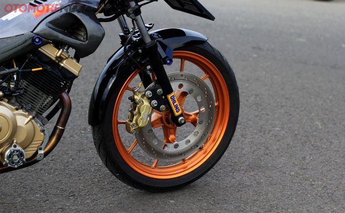 Kaliper Brembo 4 piston menjepit cakram custom yang kabarnya cuma 1 di Indonesia nih!