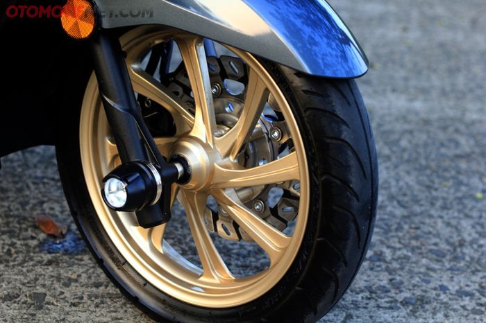 Perlu dibuatkan bushing baru yang lebih panjang agar pelek PCX 150 bisa terpasang