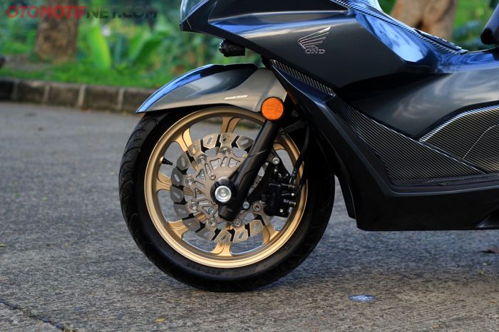 Pakai cakram aftermarket 260 mm baut 4 milik Vario dengan tambahan braket kaliper, kece kan?