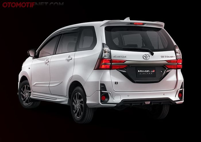 Toyota Veloz GR Limited tampak belakang