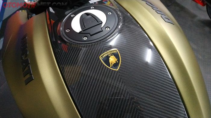 Pada tangki Diavel 1260 yang berbahan serat karbon ini terpasang emblem Lamborghini