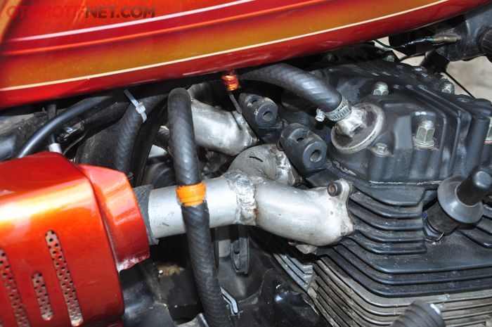 Intake manifold Tiger 4 silinder ini dibuat bercabang untuk dua karburator Yamaha Scorpio