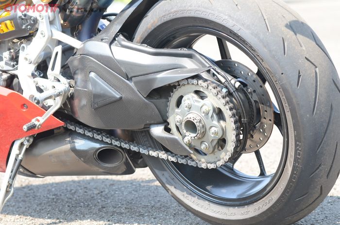 Aluminium single-sided swing arm bikin tampilan Ducati Panigale V2 lebih mewah