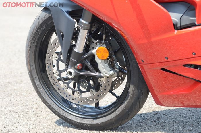 Rem depan Ducati Panigale V2 menggunakan kaliper Brembo M4 radial mounted yang menjepit cakram 320 mm semi-floating