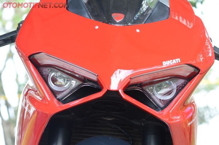Lampu utama Ducati Panigale V2 menggambarkan mimik muka marah yang sangar, menyatu juga dengan lubang ram air