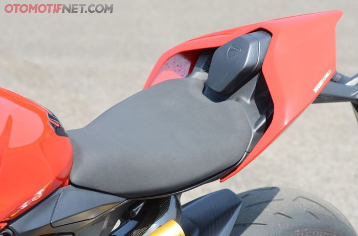 Ducati Panigale V2 punya tinggi jok 840 mm, kulit jok lentur dengan busa yang empuk juga tirus di sisi depan