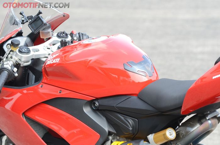 Tangki Ducati Panigale V2 berkapasitas 17 liter dengan bentuk yang ramping, memberi kesan ramping