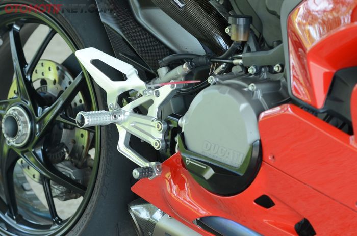 Ducati Panigale V2 yang OTOMOTIF coba sudah menggunakan footstep aksesoris yang lebih tinggi