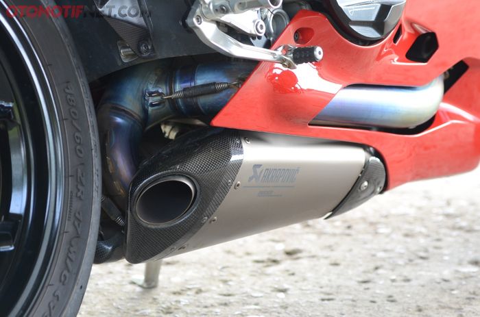 Ducati Panigale V2 yang diuji OTOMOTIF sudah menggunakan knalpot Akrapovic full system titanium