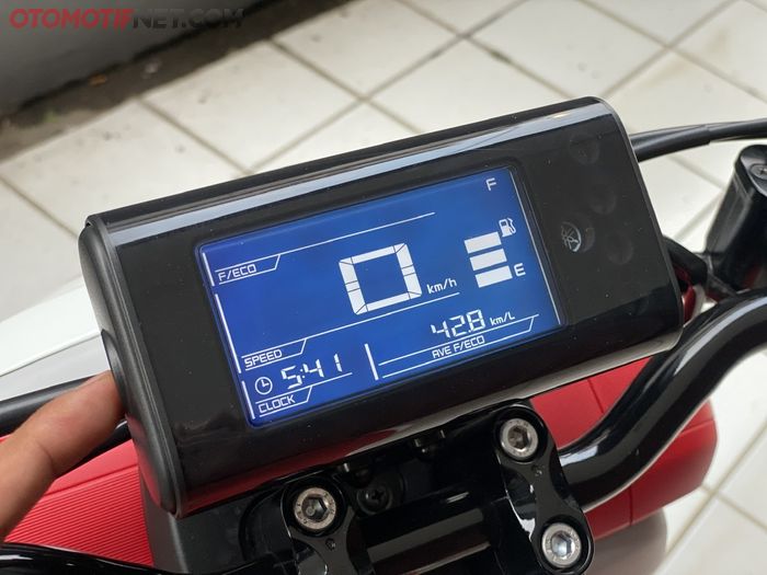 Terakhir ada informasi average fuel consumption pada spidometer Yamaha QBIX