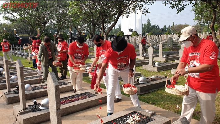 PPMKI melakukan ziarah makan dan tabur bunga di makam pahlawan yang terletak di TMP Kalibata, Jakarta Selatan