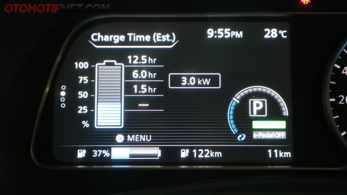 Panel kluster Nissan Leaf bisa menampilkan status baterai dan pengisian