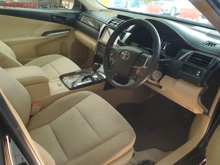 Interior Toyota Camry 2.5 G facelift 2015 eks Golden Bird
