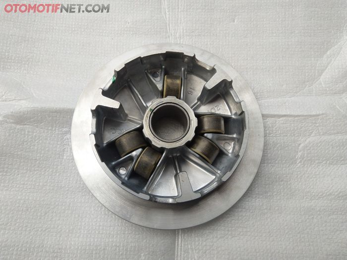 Selain mengerok jalur roller, Bonny juga mengganti rumah roller Aerox dengan milik NMAX