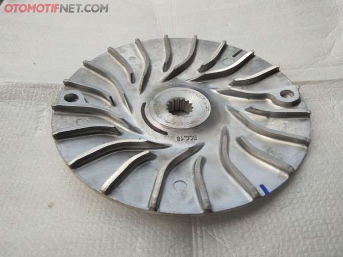 Kipas di bagian drive pulley Aerox 155 dipapas setengah demi mengurangi bobot