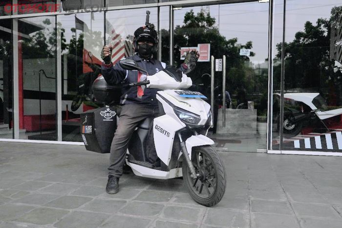 Setelah touring jauh 3.000 kilometer, Maman Suparman bisa jadi merupakan pemilik motor listrik Gesits yang sudah touring paling jauh di Indonesia.