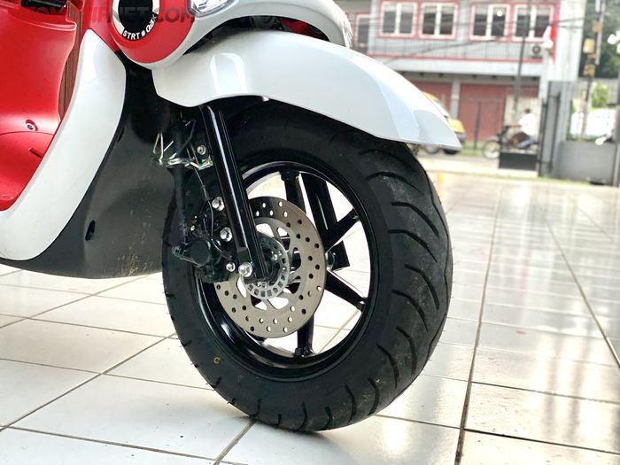 Meski pelek serupa, tapi Yamaha QBIX punya pelek yang lebih lebar dari FreeGo