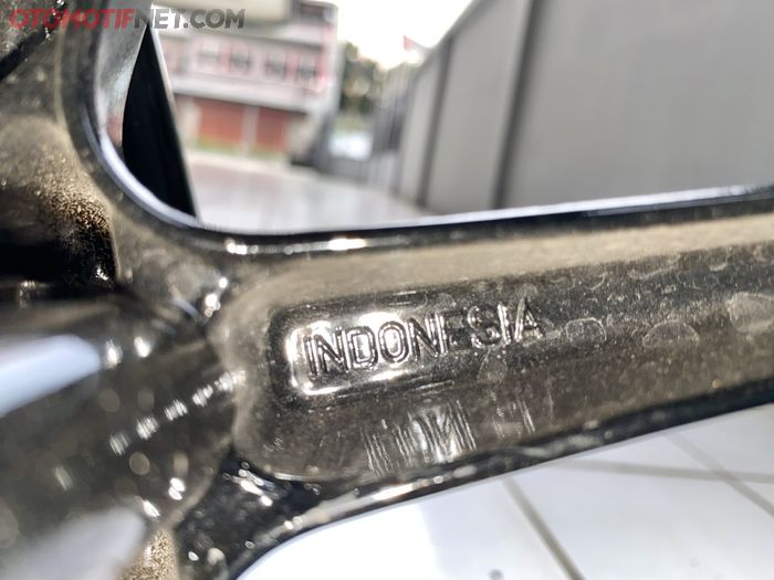 Ada emboss Indonesia dan logo SNI pada pelek Yamaha QBIX
