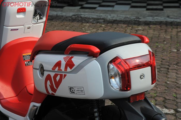 Lampu belakang Yamaha QBIX model H menempel pada bodi belakang yang mengotak