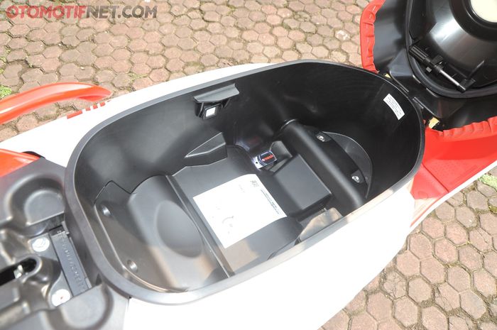Kapasitas bagasi Yamaha QBIX mencapai 22,5 liter karena tangki bensin yang ada di bawa kaki pengendara