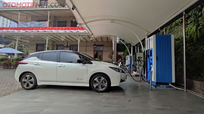 Saat mengisi daya All New Nissan Leaf di SPKLU PLN Distribusi Jakarta Raya (Disjaya) Gambir, Jakpus