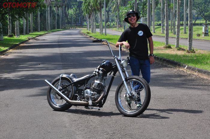 Catur dan Scorpio chopper miliknya