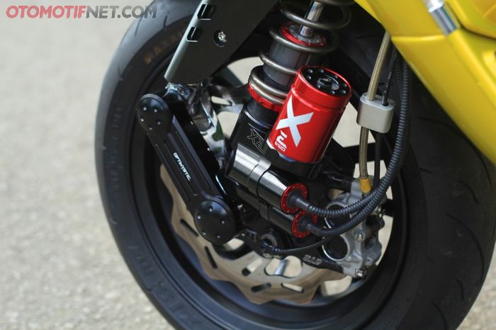 Suspensi Shark X2E bisa atur compression dan rebound secara elektronik, canggih!