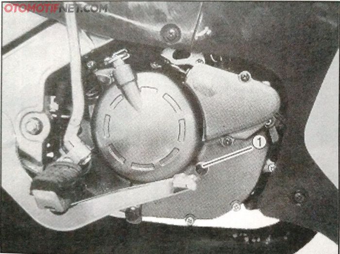 Lubang pengecekan oli transmisi Yamaha 125Z ada di bak kopling dekat ujung tuas rem belakang