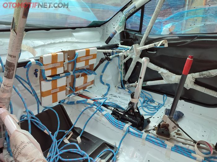 Toyota Yaris Proto sedang disiapkan jalur kabelnya (yang berwarna biru)
