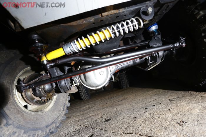 Gardan depan ganti pakai FJ40 dengan final gear 7.37. Sedangkan suspensinya pakai konstruksi milik VX80 dengan sokbreker coilover 12