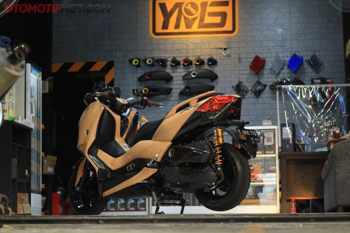 Modifikasi Yamaha XMAX dengan warna Macchiato dan berkonsep sporty elegan