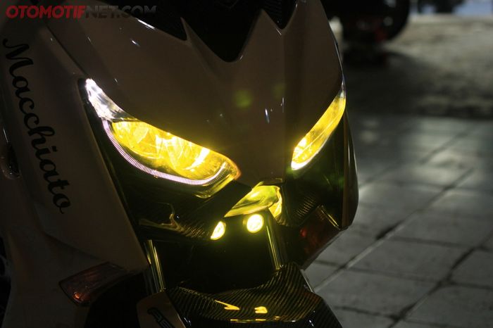 Penerangan diupgrade dengan sinar kuning yang ampuh menembus hujan dan kabut