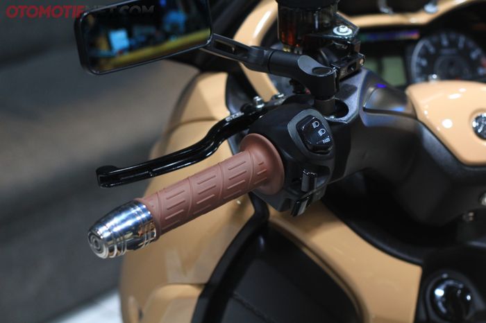 Handgrip Ariette punya warna yang senada dengan bodi Macchiato