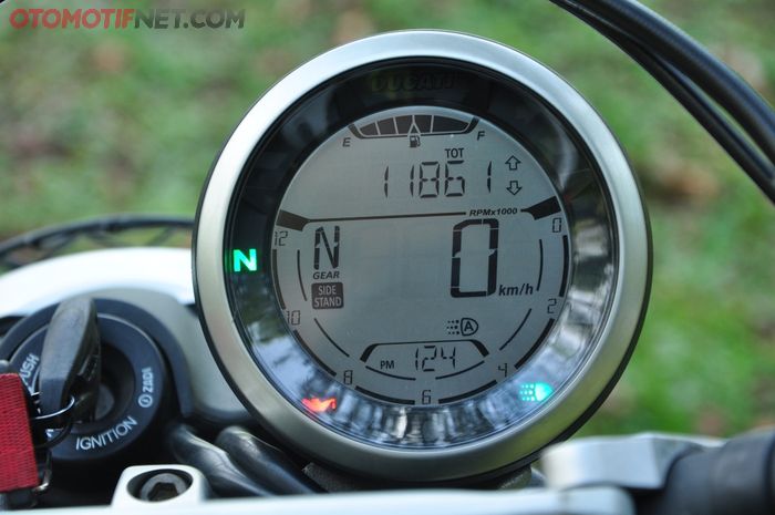 Panel instrumen Scrambler Ducati DDesert Sled model LCD monokrom bulat  yang berisi informasi cukup lengkap