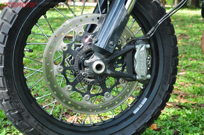 Rem depan Scrambler Ducati Desert Sled single disc dengan kaliper radial 4 piston