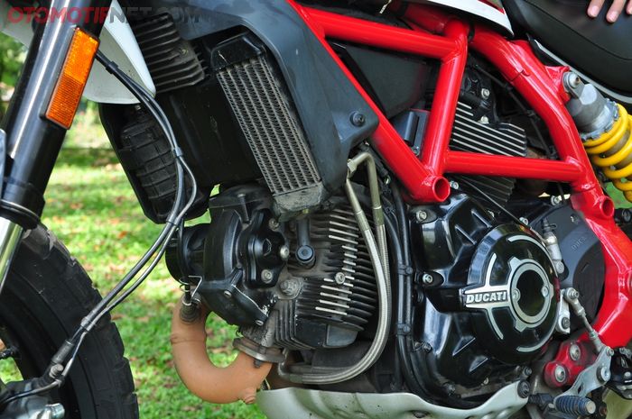 Mesin Scrambler Ducati Desert Sled berpendingin udara dengan tambahan oil cooler