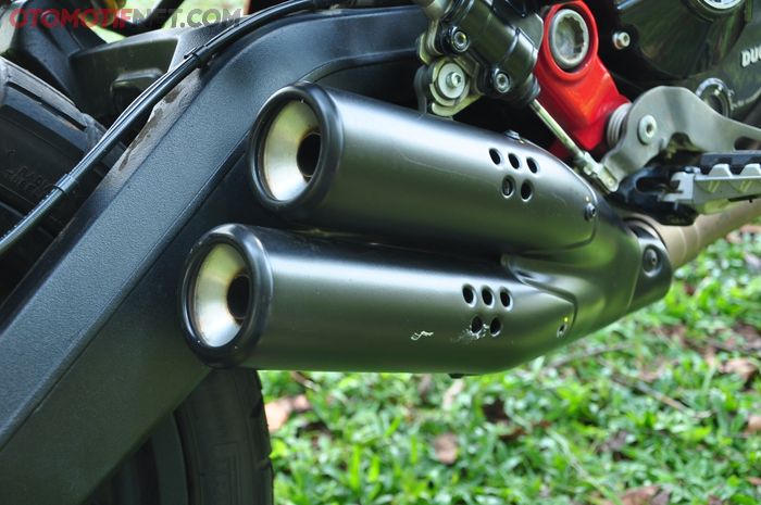 Scrambler Ducati Desert Sled punya silencer knalpot model ganda