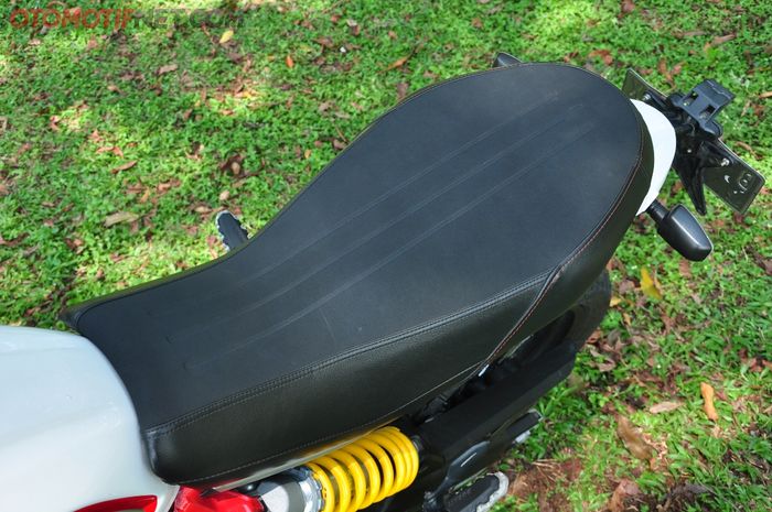 Jok Scrambler Ducati Desert Sled punya busa empuk dengan kulit lentur