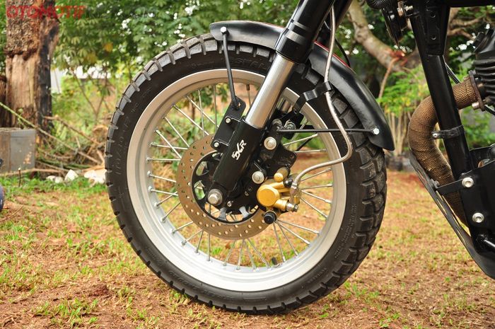 Sok depan Benelli Motobi 152 ini ganti upside down yang ditemani sepatbor custom