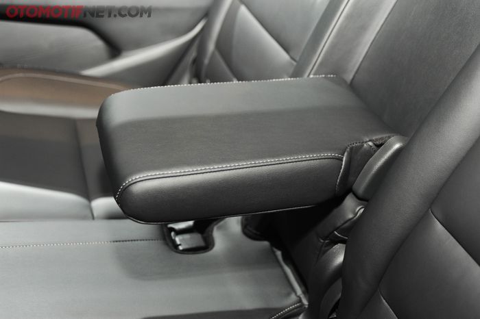 Kursi baris kedua terdapat sandaran tangan. Perjalanan jauh makin nyaman