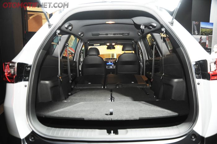 Mau bawa barang banyak, tinggal lipat kursi bisa rata makin lega.