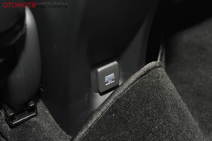 Pengisian daya stop kontak tersedia di depan, area konsol, kursi baris kedua dan baris ketiga, yang dapat terhubung dengan perangkat 12V.