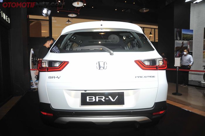 Tipe Prestige CVT with Honda SENSING. Tampak bodi belakang tampil baru dan keren, lampu belakang sudah LED dengan desain baru pula.