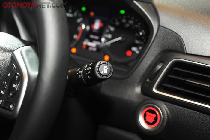 Tombol pengoperasian Lane watch pada spion kiri ada dibalik setir