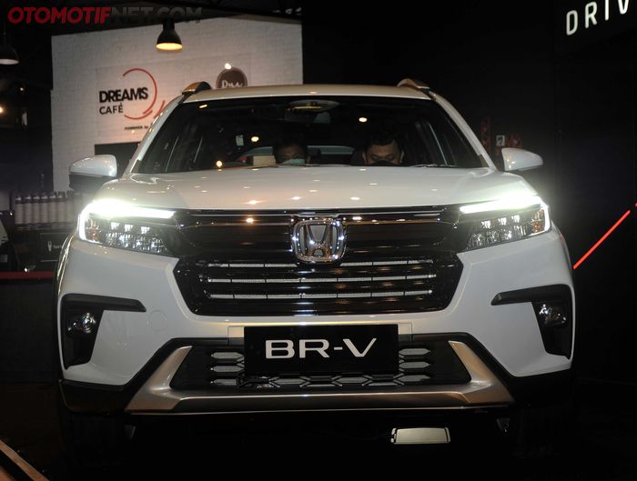 Wajah All-New BR-V memberi kesan agresif.  Lampu depan yang terkoneksi dengan grill depan mencerminkan nuansa Premium