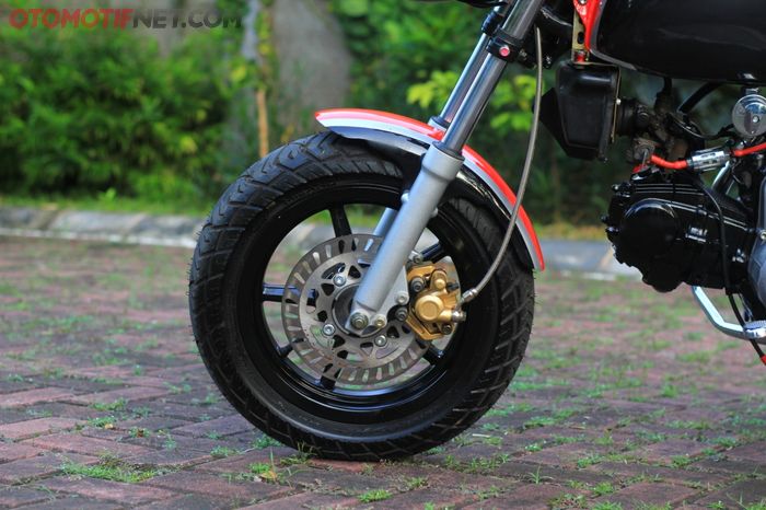 Kedua peleknya menggunakan ring 12 inci agar mudah mencari bannya