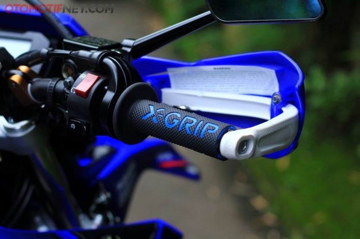 Handgrip X-Grip lebih empuk dengan warna biru senada bodi